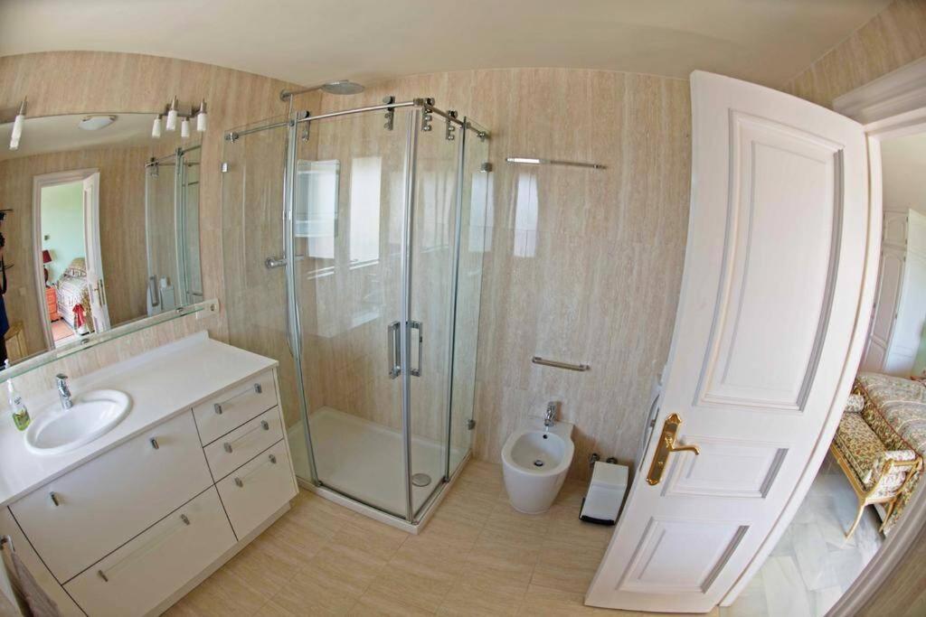 Apartment Penthouse With Private Pool, Hot Tub Jacuzzi With Sea Views And Chill-out Zone, Close To The Sea