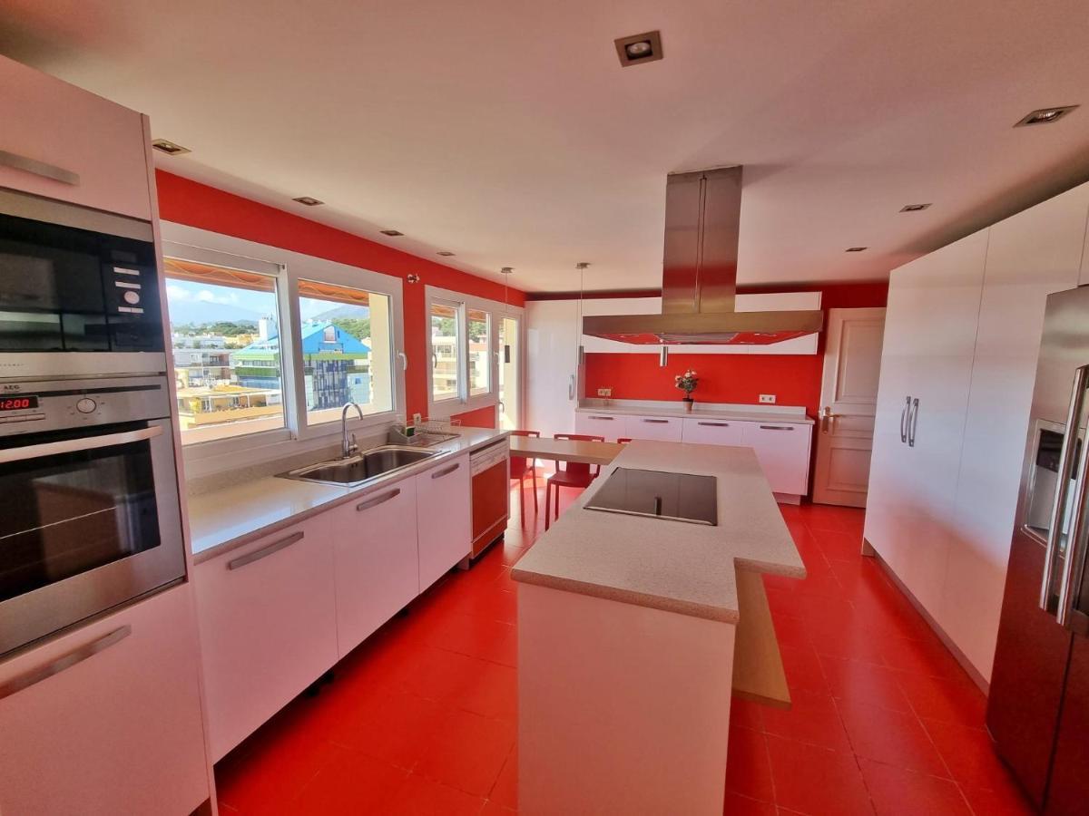 Penthouse With Private Pool, Hot Tub Jacuzzi With Sea Views And Chill-out Zone, Close To The Sea *