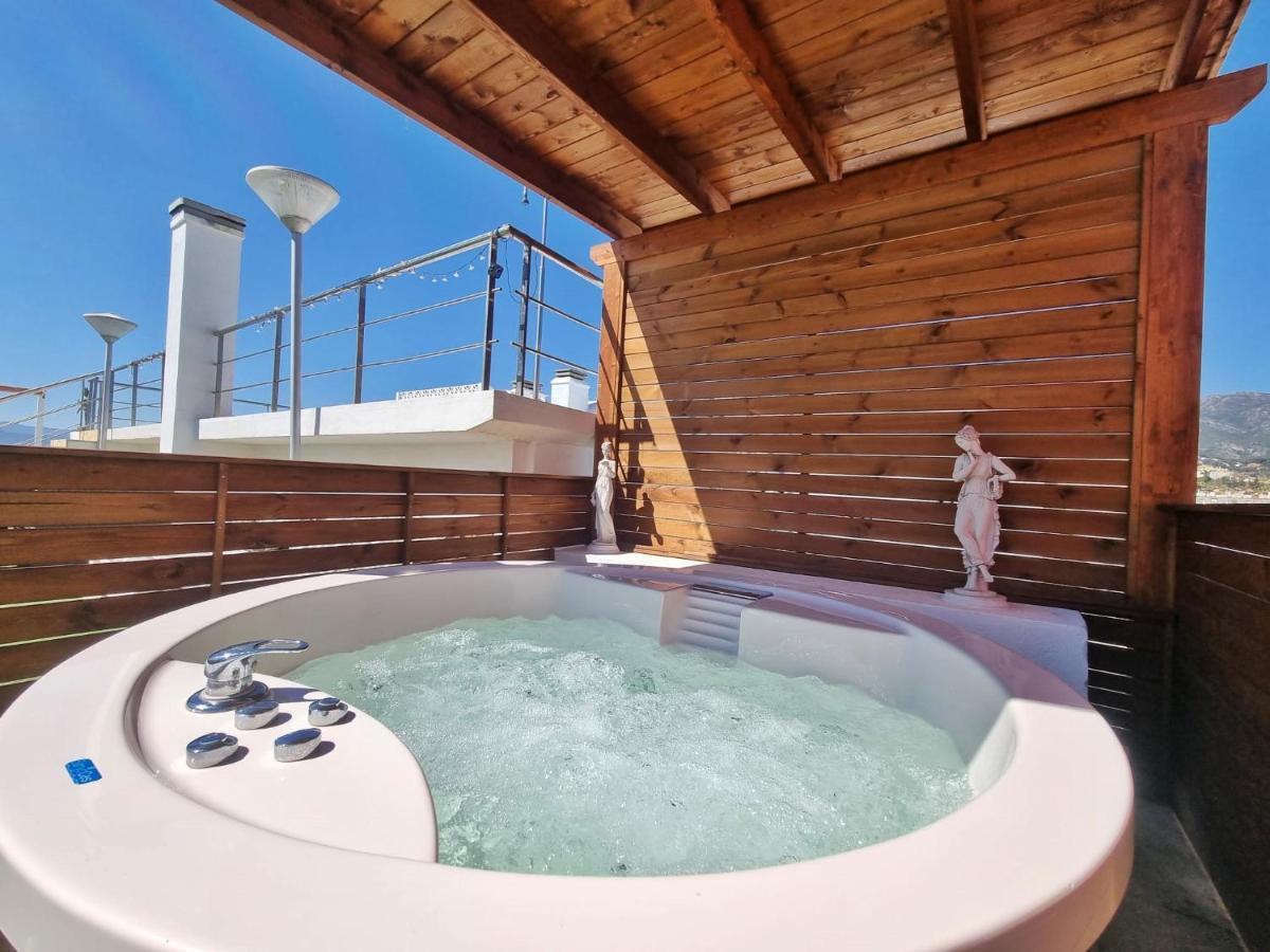 Apartemen Penthouse With Private Pool, Hot Tub Jacuzzi With Sea Views And Chill-out Zone, Close To The Sea Marbella